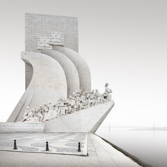 Das berühmte Monument Padrão dos Descobrimentos in Lissabon am Fluss Tejo bei Nebel - 529011903
