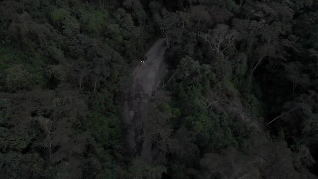 Veh&iacute;culo estacionado en carretera en la mitad del bosque