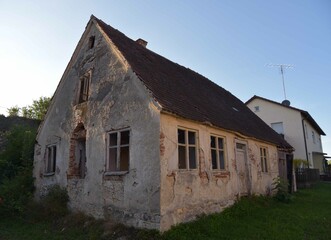 Fototapeta na wymiar altes verfallenes Bauernhaus, Haus, abrissreifes Haus, Ruine