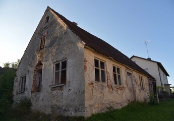 altes verfallenes Bauernhaus, Haus, abrissreifes Haus, Ruine