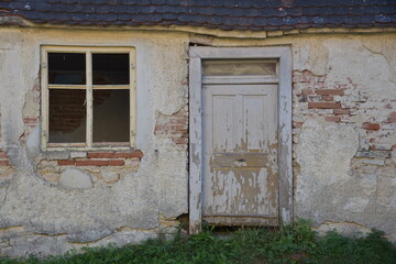 altes verfallenes Bauernhaus, Haus, abrissreifes Haus, Ruine