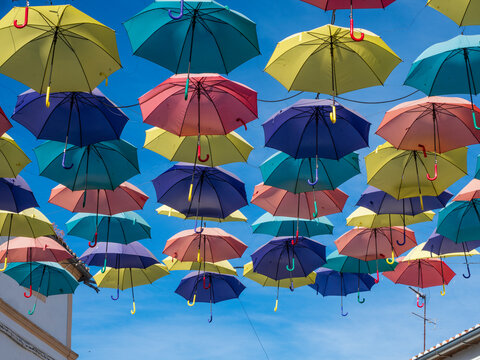 Paraguas de colores colgados en las calles de Malpartida (Cáceres)