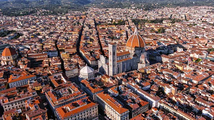 Crédence de cuisine en verre imprimé Florence Cathedral of Santa Maria del Fiore aerial drone view in Florence, Italy.  Red-tiled dome, colored marble facade ft. elegant Giotto Tower around Piazza del Duomo square with iconic historic landmarks