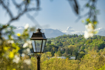 Lampadaire du boulevard des Pyrénées à Pau, France avec le pic du Midi d'Ossau en arrière plan....