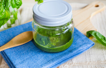 保存瓶に入れた自家製バジルソース