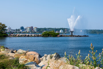 Centennial Park Waterfront Fountain on Shore of Kempenfelt Bay, Lake Simcoe in summer time, Barrie, Ontario, Canada. - obrazy, fototapety, plakaty