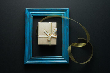 Gift package inside a blue frame.