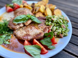 Schweinebraten Kartoffel Erbsen sahne 