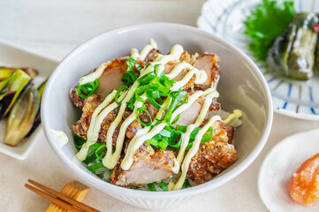 唐揚げ丼　マヨネーズがけ