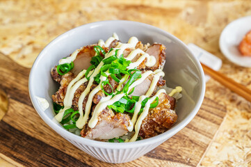 唐揚げ丼　マヨネーズがけ