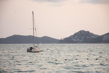 Fototapeta premium EMBARCACIÓN PLAYA ATARDECER