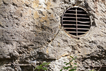 Obraz premium Czerpnia powietrza w betonowej ścianie bunkra