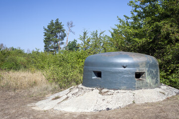 Stalowa kopuła bunkra stanowiąca ochronę karabinu maszynowego