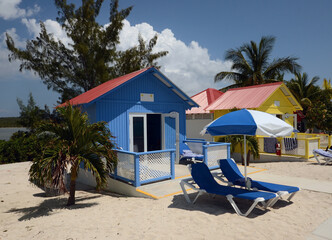 Colorful beach bungalows in the tropics - 529031702