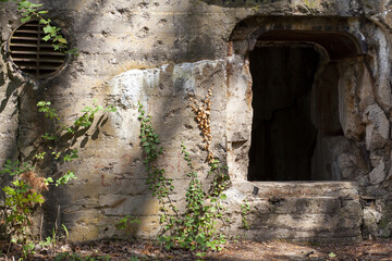 Tajemnicze i niebezpieczne wejście do starego żelbetonowego bunkra z czasów II wojny światowej