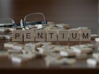 Pentium palabra o concepto representado por baldosas de letras de madera sobre una mesa de madera...