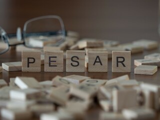 pesar palabra o concepto representado por baldosas de letras de madera sobre una mesa de madera con...