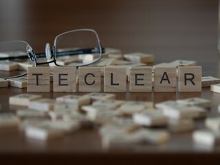 teclear palabra o concepto representado por baldosas de letras de madera sobre una mesa de madera...