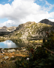 Impresionantes vistas del lago con efecto espejo con el fondo de las montañas en Andorra