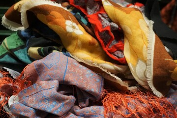 Stapel bunter Tücher mit Muster