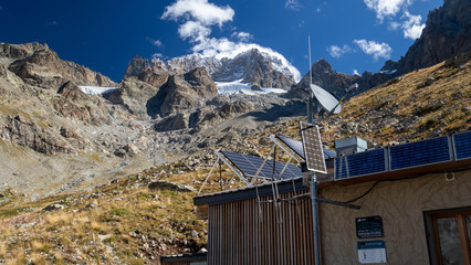 Refuge Temple écrins sous la barre des Ecrins