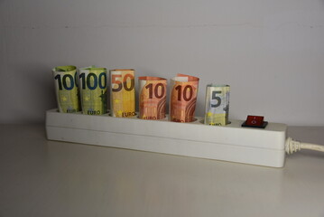 Geldscheine in einer Steckdose