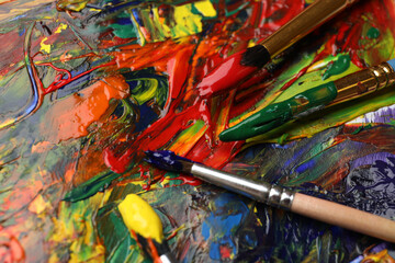 Obraz premium Set of brushes with different paints on artwork