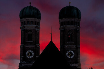 Die Silhouette der beiden Kirchtürme der Frauenkirche in München vor dramatischem...