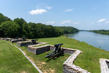 Dover, Tennessee: Fort Donelson National Battlefield American Civl War Site. Confederates built upper and lower river batteries to defend the Cumberland River. Heavy seacoast artillery. - obrazy, fototapety, plakaty