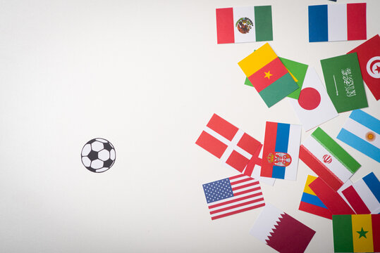 balón de fútbol y Banderas equipos de fútbol del mundial Qatar 2022 