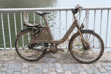 Fototapeta na wymiar Altes Fahrrad aus dem Rhein geborgen