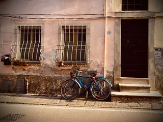 old bicycle in front of a brick wall - obrazy, fototapety, plakaty