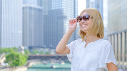 海外旅行を楽しむサングラスをかけた女性