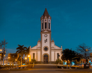 Fototapeta na wymiar Ingreja Católica na praça principal de Araçoiaba da Serra