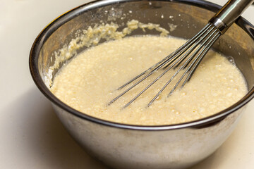 ボウルの中の生地と泡立て器
