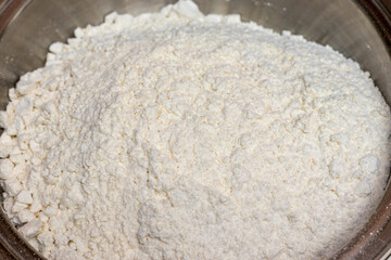 Fototapeta na wymiar 金属製のボウルの中の白い小麦粉