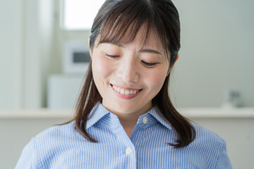お腹に手を触れる日本人妊婦
