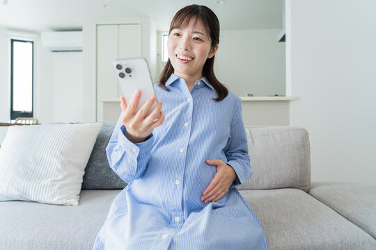 携帯を見る日本人妊婦