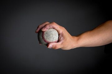 野球ボールを掴む男性の手　baseball