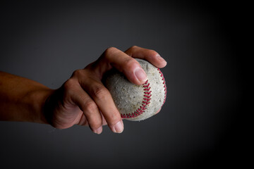 野球ボールを掴む男性の手　baseball