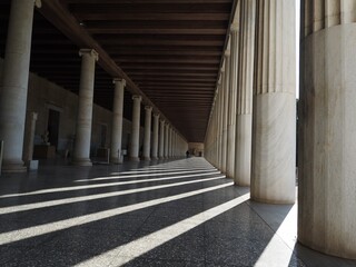 Fototapeta na wymiar 光と影の回廊（ギリシャ神殿） 