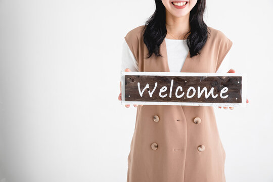 ウェルカムの看板を持つ女性　welcome