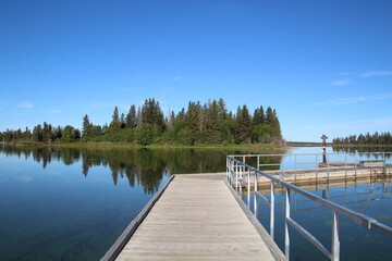 Naklejka premium wooden bridge over lake