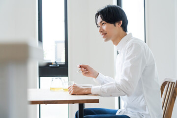 Obraz na płótnie Canvas 自宅でシリアルを食べる健康的な日本人男性