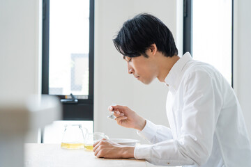 自宅でシリアルを食べる健康的な日本人男性