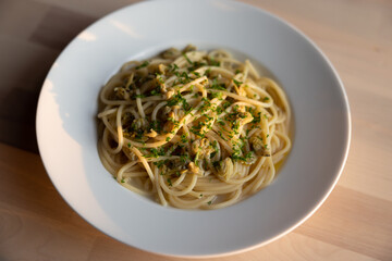 Spaghetti alle vongole, White wine clam sauce