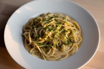 Spaghetti alle vongole, White wine clam sauce