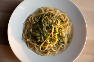 Spaghetti alle vongole, White wine clam sauce