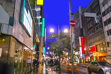 雨の北海道札幌市のすすきの南5西4交差点、西方向の歓楽街の夜景
