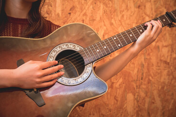 ギターを弾く女性　guitar